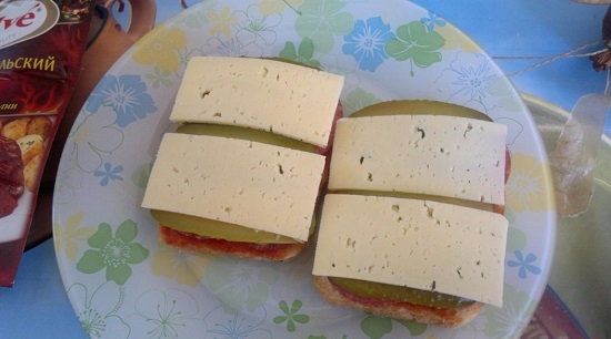 бутерброды с колбасой и сыром
