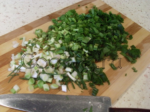 салат из огурцов яиц и зеленого лука - нарезать лук