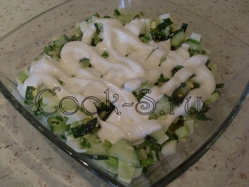 салат из огурцов яиц и зеленого лука - заправить сметаной