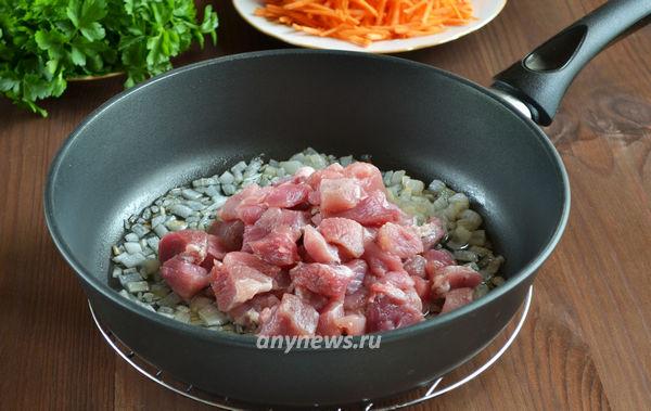 Тушеная картошка со свининой на сковороде