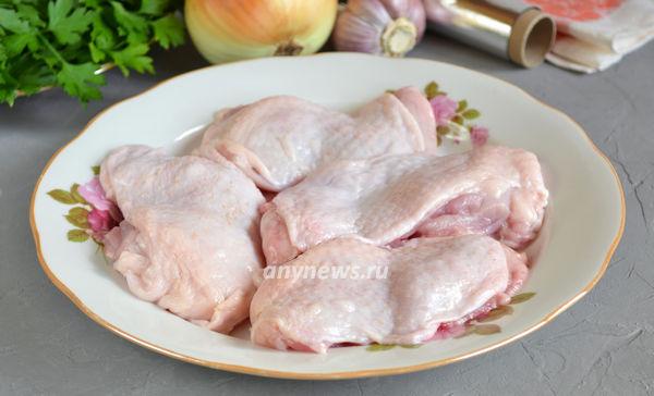Куриные бедра запеченные с луком в фольге в духовке