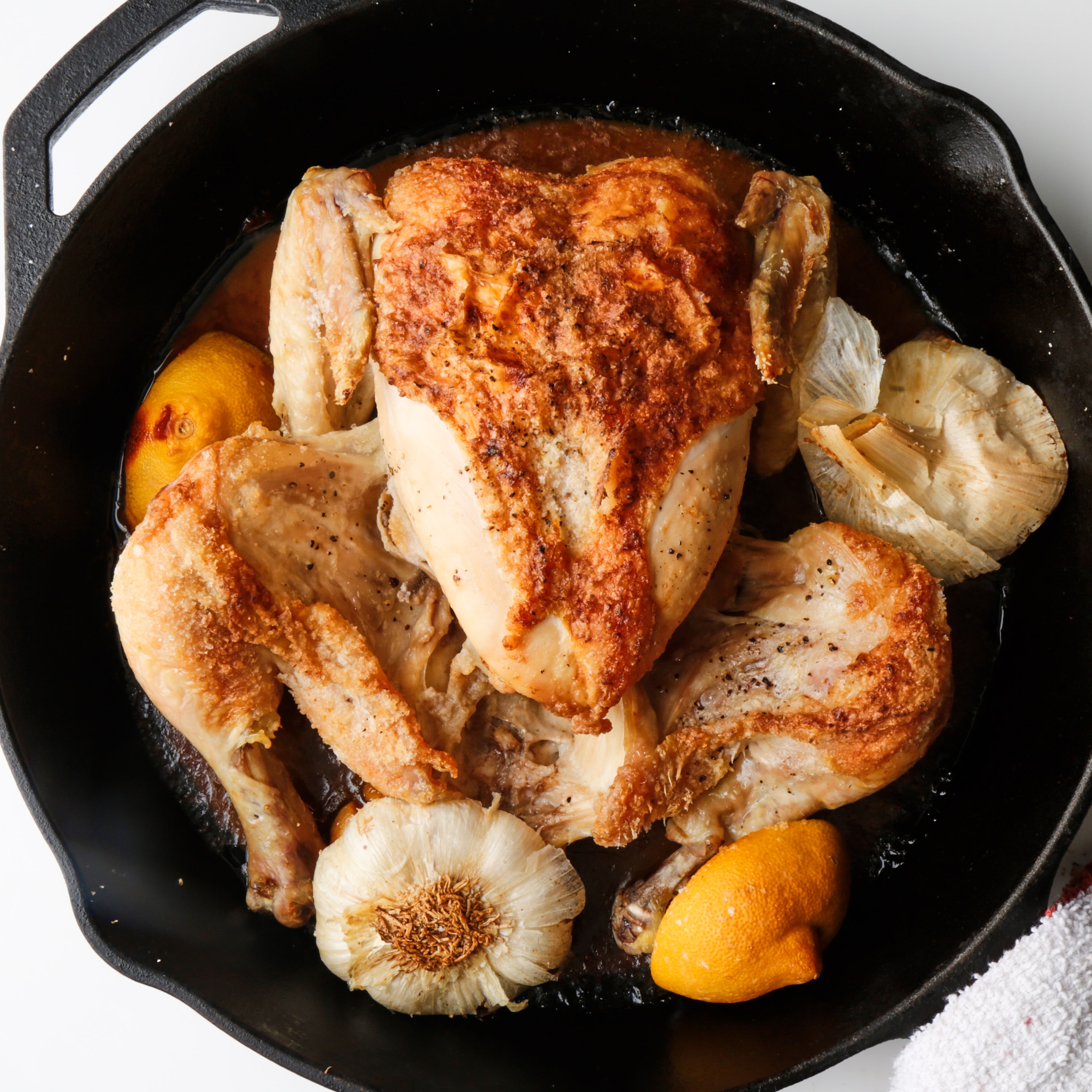 Жареная курица с чесноком на сковороде. Жареная курица. Жареная курица на сковороде. Сковородка с курицей. Жареная курица на тарелке.