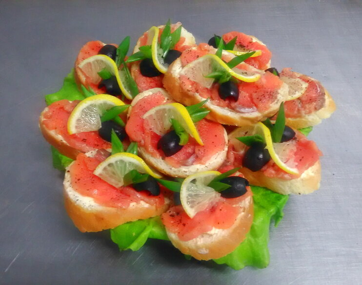 Бутерброд с красной рыбой и лимоном фото