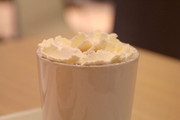 горячие напитки: белый горячий шоколад с тыквой