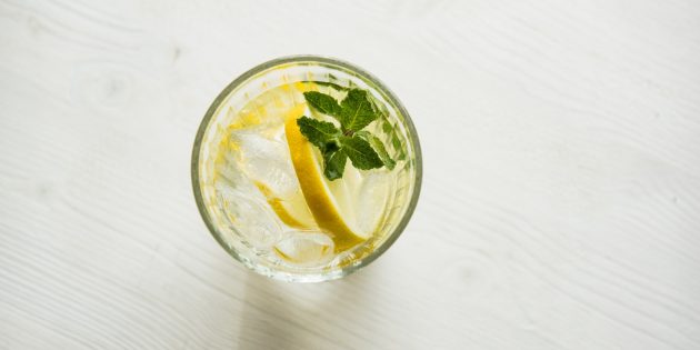 безалкогольные коктейли: шприцер из виноградного сока и газировки