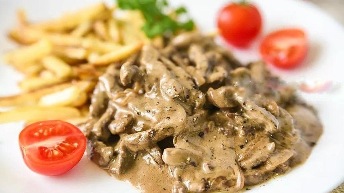 Бефстроганов из говядины пошагово с фото. Беф а ля Строганов. Bœuf Stroganoff. Бефстроганов с фри. Строганов из телятины.