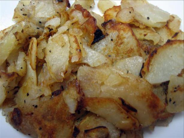 жареная картошка с салом на сковороде 