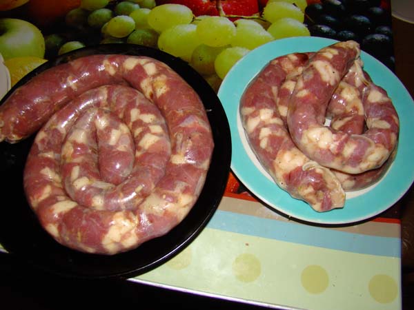 Домашние колбаски в кишке на мясорубке