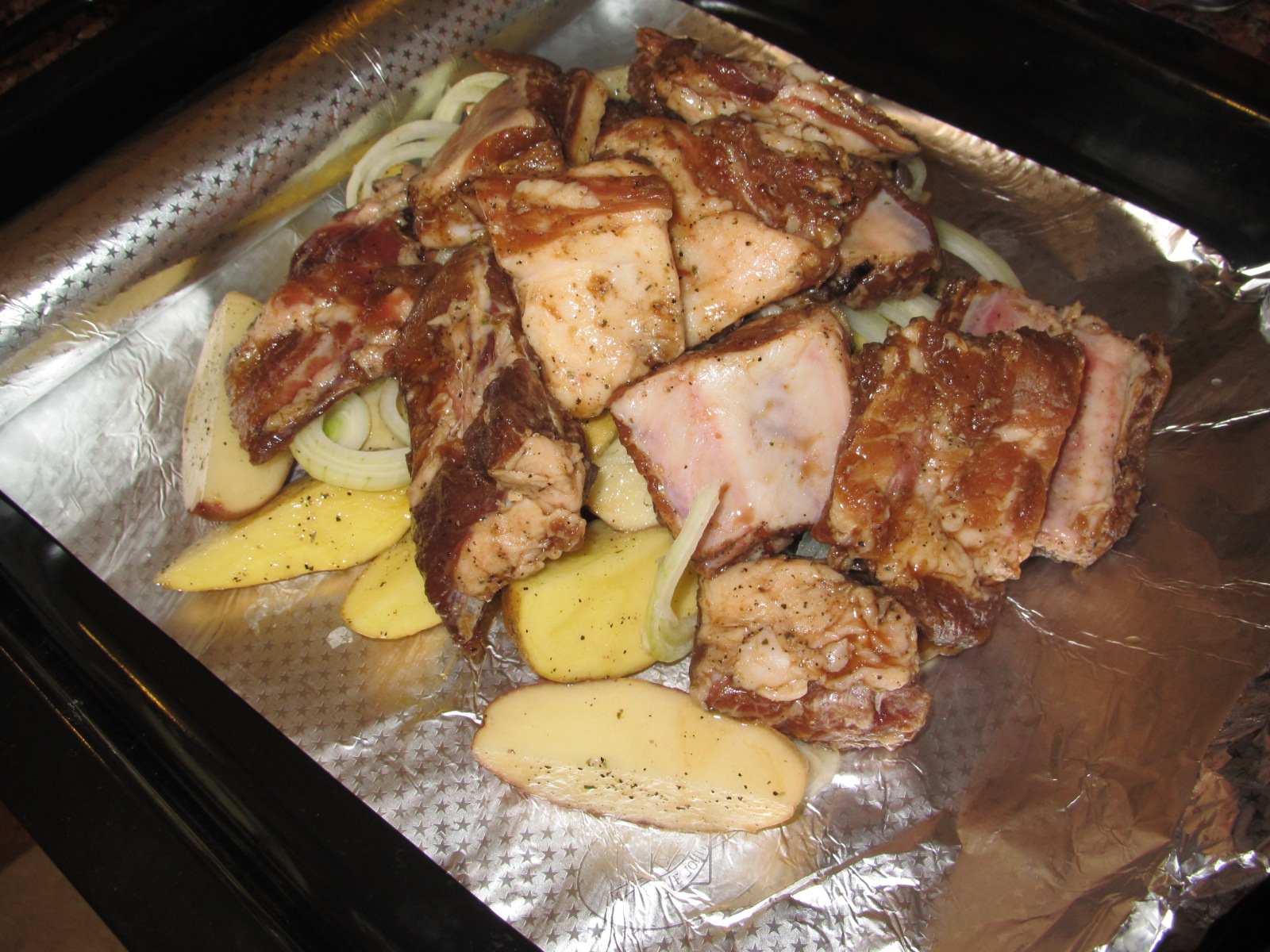 Ребрышки свиные с картошкой в духовке на протвине рецепт фото
