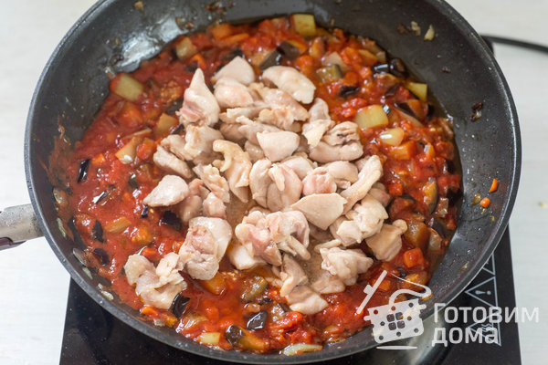Курица, тушенная с баклажанами и овощами фото к рецепту 9