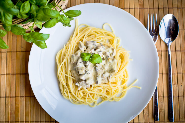 Рецепт пасты с грибами и сливочным соусом. Паста карбонара с соусом бешамель. Спагетти с сыром и сливками. Спагетти четыре сыра. Паста 4 сыра спагетти.