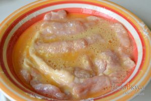 Отбивные из свинины: Мясо окунуть во взбитые яйца