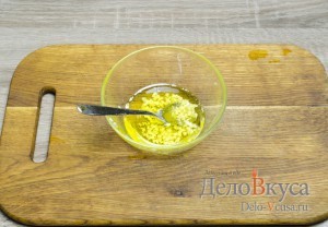 Гороховый суп: Масло смешать с солью и чесноком
