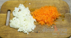Гороховый суп: Морковь натереть на средней терке, лук порезать небольшими кубиками