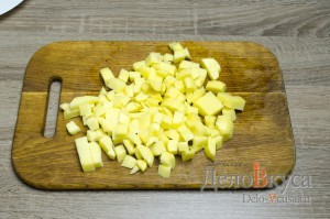 Гороховый суп: Картошку очистить и порезать кубиками