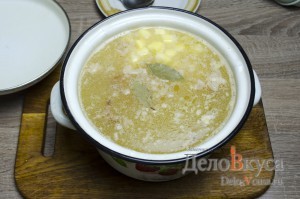 Гороховый суп: Кладем картошку в суп