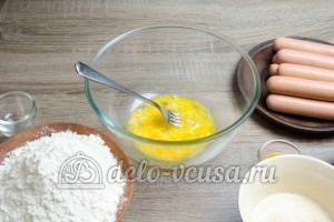 Сосиски в дрожжевом тесте: Взбить яйцо
