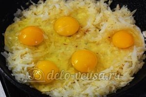 Жареная капуста с яйцом: Добавить яйца