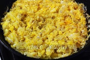 Жареная капуста с яйцом: Добавить смесь перцев