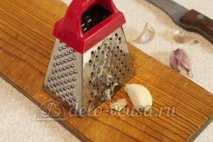 Маринованный перец в масле с чесноком: Чеснок измельчить