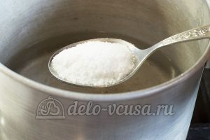Маринованный перец в масле с чесноком: Добавить соль