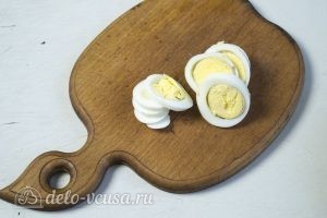 Куриный салат с маринованным луком: Измельчить вареные яйца