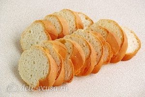 Горячие бутерброды с картофелем: Нарезаем батон