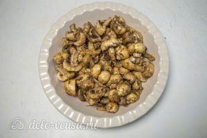 Запеченные шампиньоны с сыром: Кладем грибы в форму