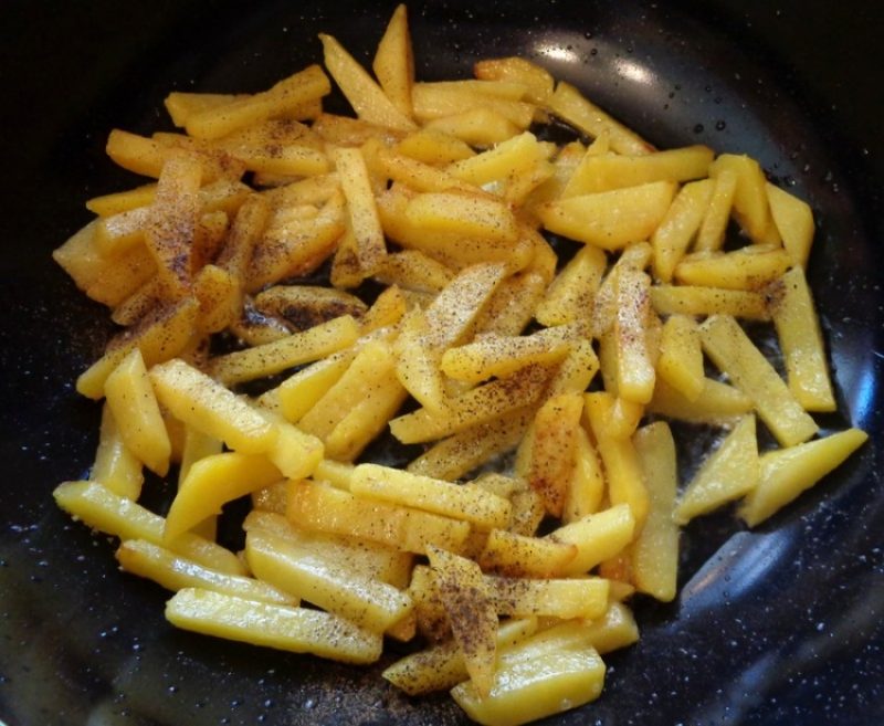 Жареная картошка была щедро посыпана пряными. Жареная картошка. Картофель на сковороде. Жареная картошка на сковородке. Картофель жареный брусочками.