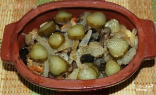 Мясо в горшочках с грибами и сыром - фото шаг 7