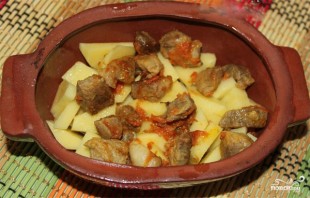 Мясо в горшочках с грибами и сыром - фото шаг 6
