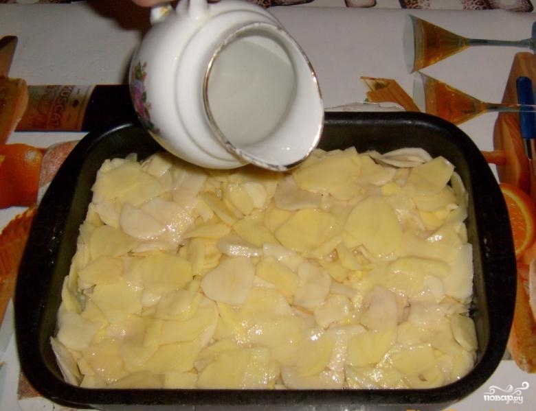 Картошка под майонезом в духовке рецепт. Картошка в духовке в формочках. Картошка кружочками в духовке с майонезом. Картошка в форме для запекания. Картошка запеченная с майонезом.