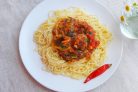 Спагетти с мясными фрикадельками в овощном соусе