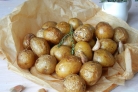 Картофель, запеченный с розмарином и чесноком