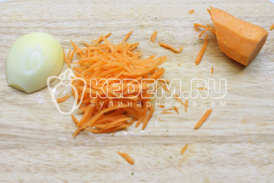 Пока картофель с курицей варится, почистить лук и морковь, морковь натереть на крупной терке, лук мелко порезать