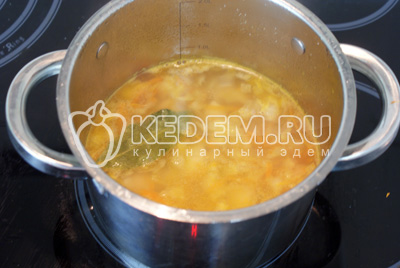 Добавить в суп. Посолить и поперчить по вкусу, варить ещё 5-10 минут. Проверить готов ли картофель. 
