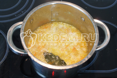 Быстро мешая суп ложкой в центре, тонкой струйкой влить яйца