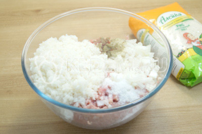 Добавить отваренный рис ТМ «Алейка», 1/2 ч. ложки соли и черный молотый перец. Хорошо перемешать начинку.