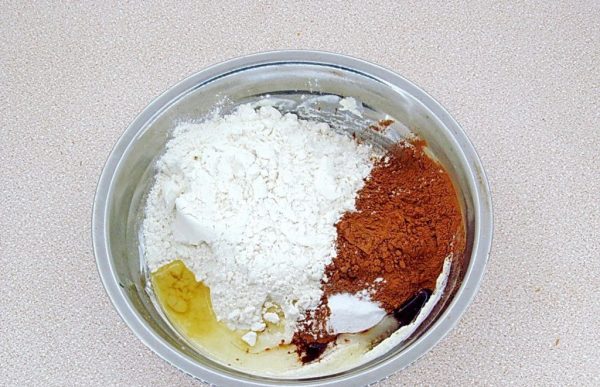 Мука, какао и растительное масло в миске с манной крупой и сметаной