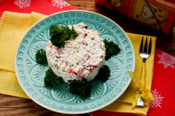 Салат с крабовыми палочками, помидорами и творогом