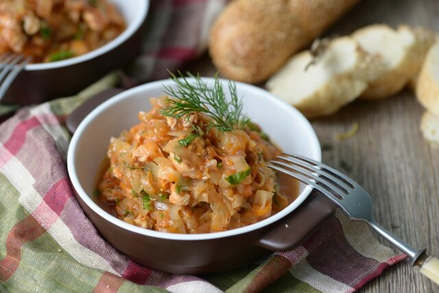 Тушеная капуста в мультиварке с фото. Тушеная капуста с курицей. Тушеная капуста с рисом. Тушёная капуста с курицей в мультиварке. Тушеная курица с рисом.