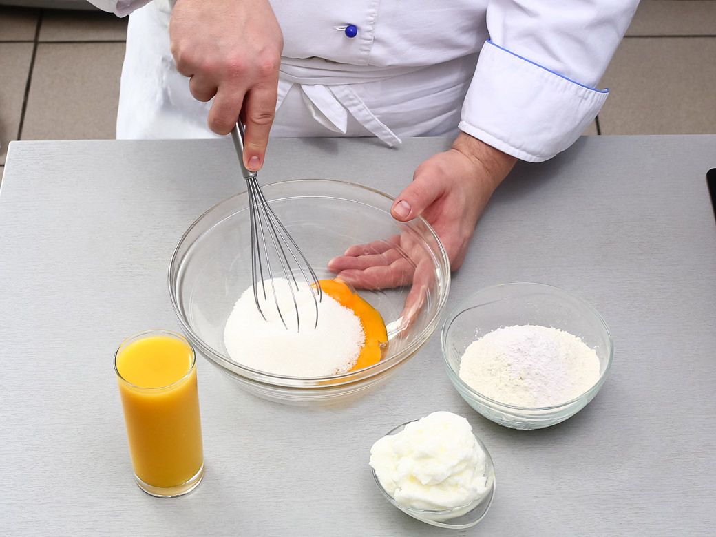 Смазывать яйца маслом. Тесто на желтках. Растереть желтки с сахаром. Смешивание ингредиентов. Смазать выпечку желтком.