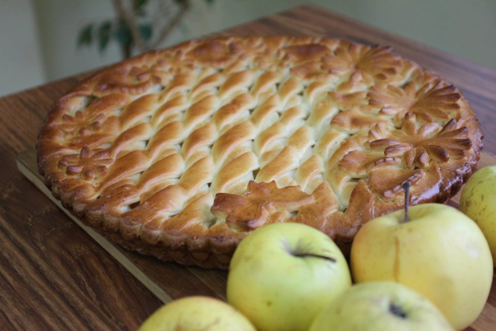 Рецепты домашних пирогов из дрожжевого теста. Яблочный пирог. Красивый пирог с яблоками. Яблочный пирог открытый из дрожжевого. Красивый дрожжевой пирог.