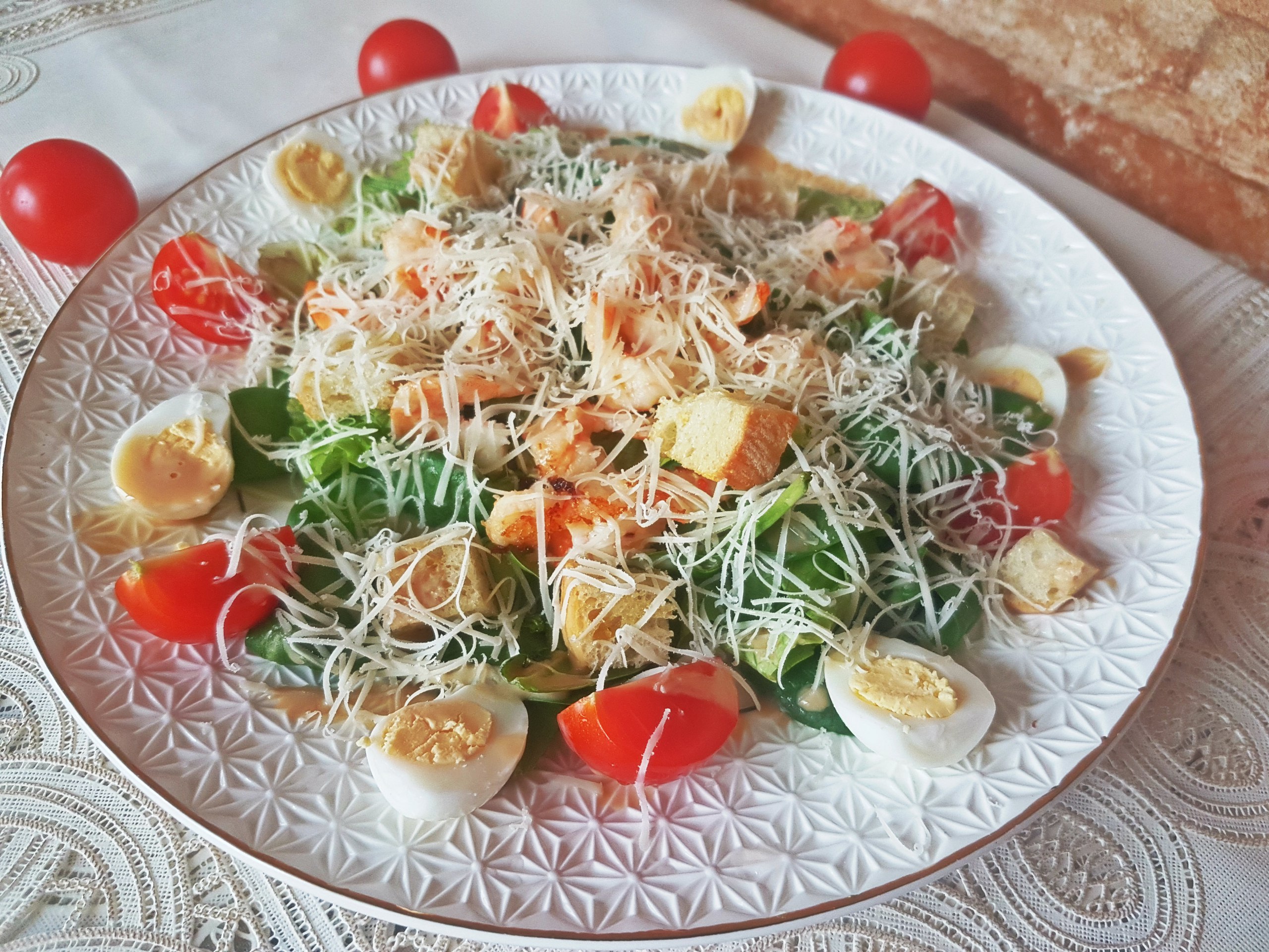 Салат с перепелиными яйцами и помидорами черри