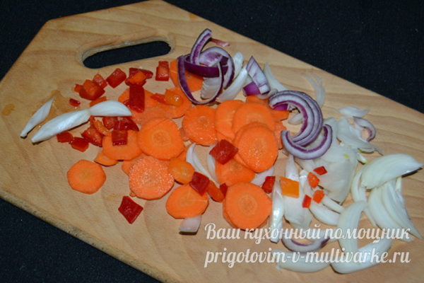 нарезать лук, морковь, перец