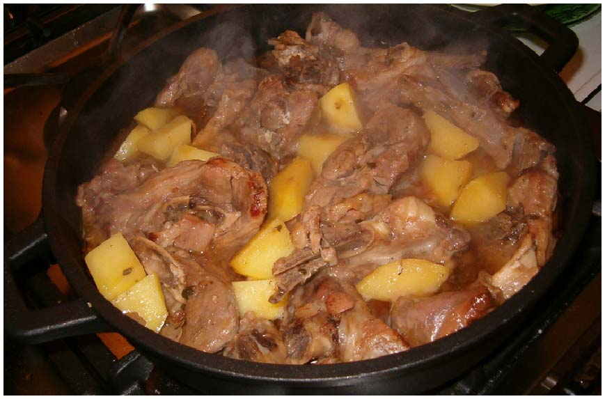 Картошка с говядиной в кастрюле на плите рецепт с фото пошагово