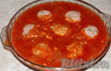 Залить полученным томатным соусом мясные тефтели в форме для запекания.
