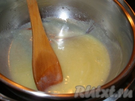 Для приготовления глазури разогреть на водяной бане масло с сахаром, пока сахар не растворится. 