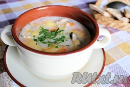 Перед подачей сырный суп с морепродуктами перемешайте и в каждую порцию добавьте рубленую зелень петрушки.
