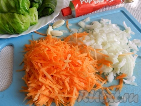 Для заправки нарезать лук, морковь натереть на терке.